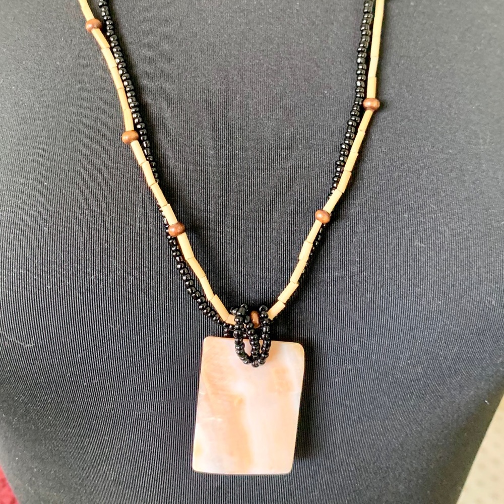 Shell pendant necklace - Picture 3 of 10